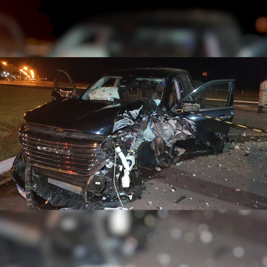 Caminhonete Ram destrói poste após condutora perder o controle em Três Lagoas