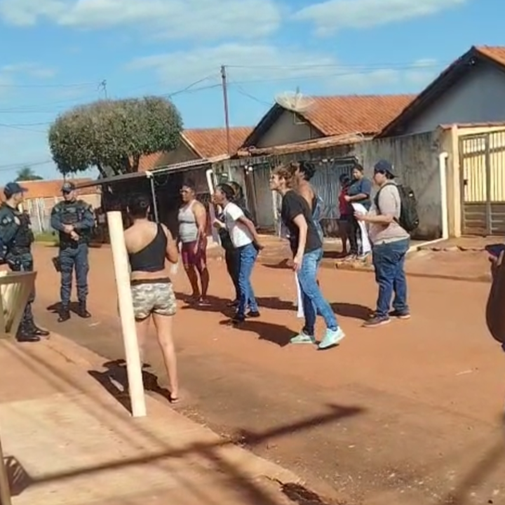 Vizinhas protestam em frente à casa onde bebê foi estuprada pelo próprio pai em Camapuã