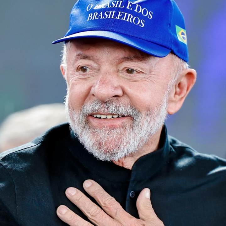 Em evento no ES, Lula usa boné “Brasil é dos brasileiros” e volta a atacar Bolsonaro e filho