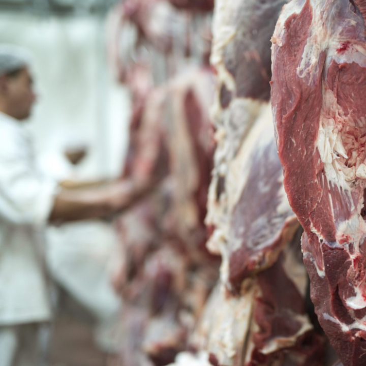 Frigoríficos de MS suspendem produção de carne para os EUA após tarifa extra de Trump