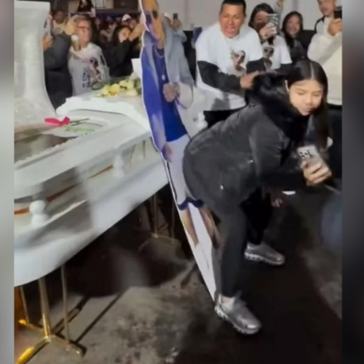 VÍDEO: mulher se despede de marido rebolando em totem durante velório