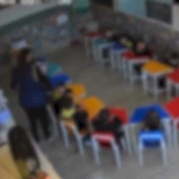 Professora bate pilha de livros na cabeça de criança de 4 anos em escola particular de Caxias do Sul