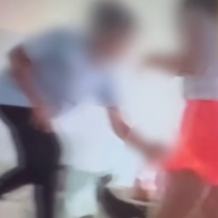 Vídeo mostra funcionárias de hotelzinho acordando crianças com gritos e jatos d’água; polícia investiga maus-tratos em Linhares