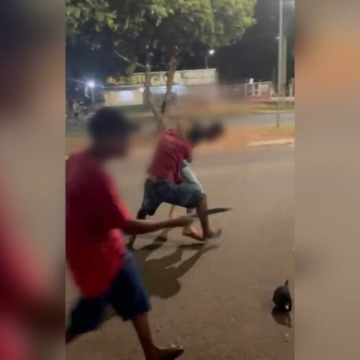 Gangues rivais armadas com facões brigam em frente a escola no Coophavila II