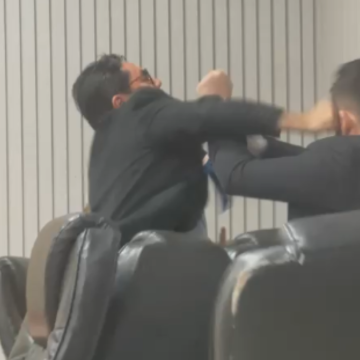 Sessão é suspensa após briga de vereadores