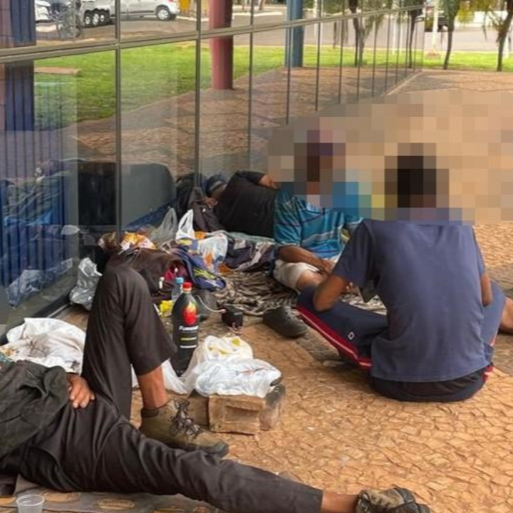 Biblioteca Municipal de Três Lagoas vira refúgio de andarilhos e preocupa moradores