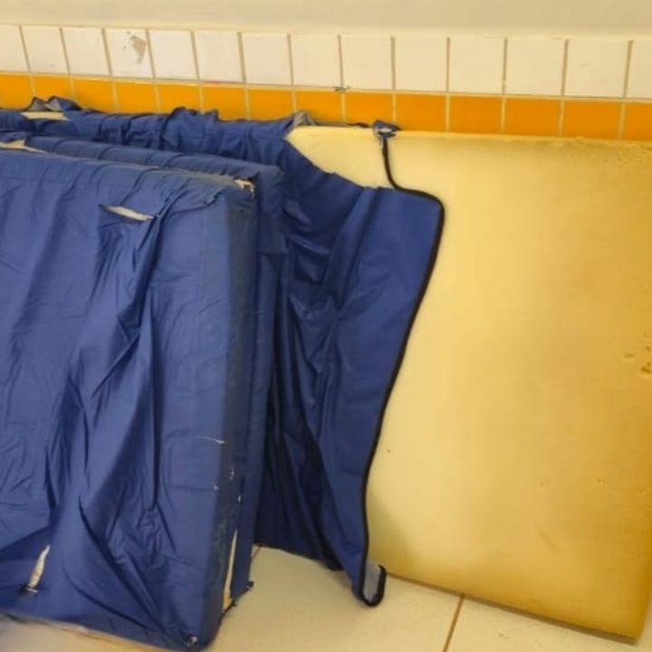 Colchões em estado deplorável preocupam pais no Centro Educacional Novo Oeste 2
