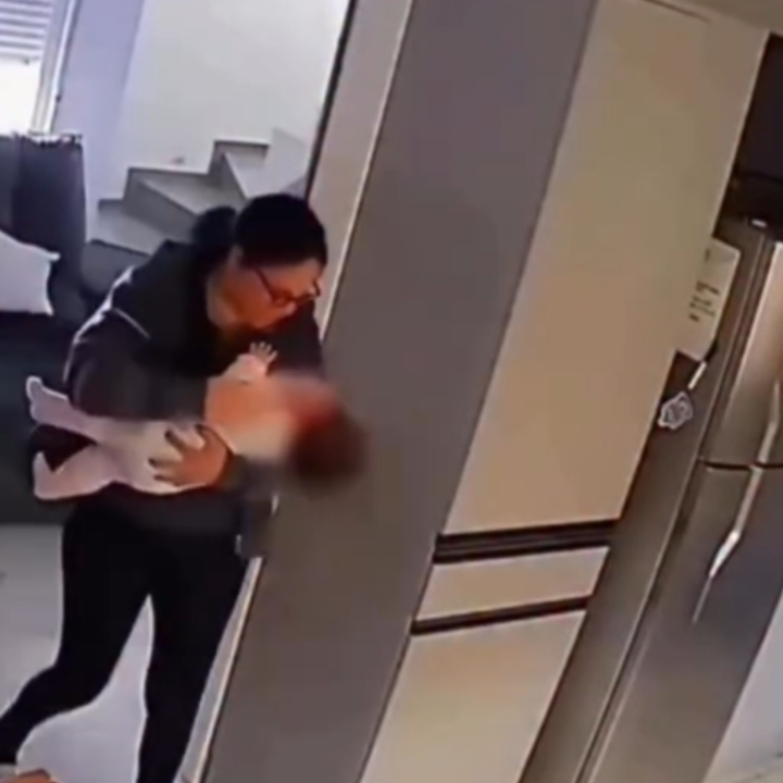 Babá é flagrada espancando bebê de seis meses, cena revoltante e chocante