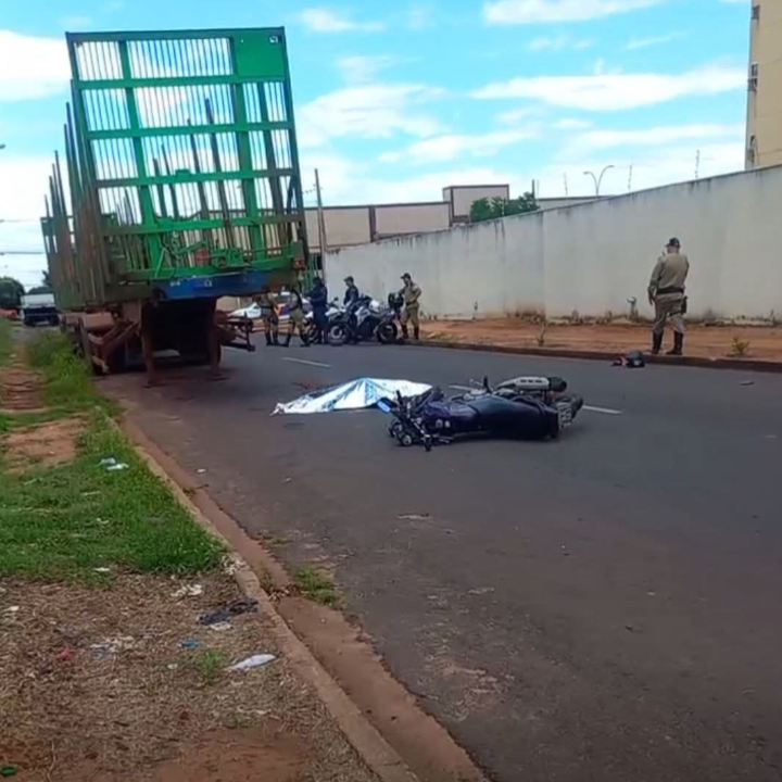 Motociclista morre após forte impacto contra carreta na rua oscar guimarães