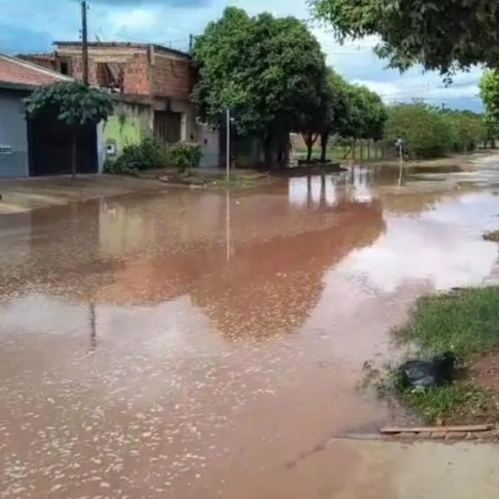 Esgoto a céu aberto gera revolta no Jardim Mirassol, em Três Lagoas