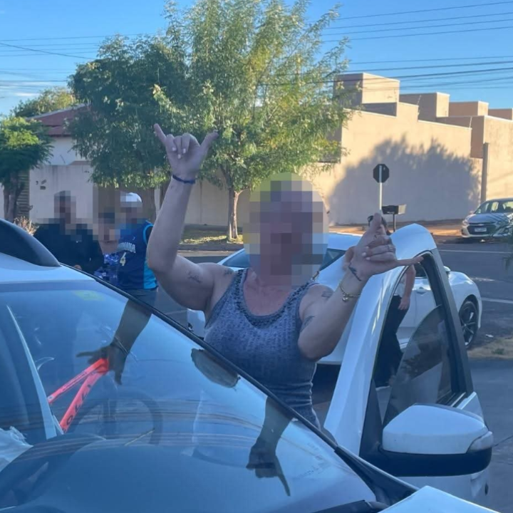 Após bater carro em muro, motorista faz “joia” e xinga quem tentava ajudar em Três Lagoas