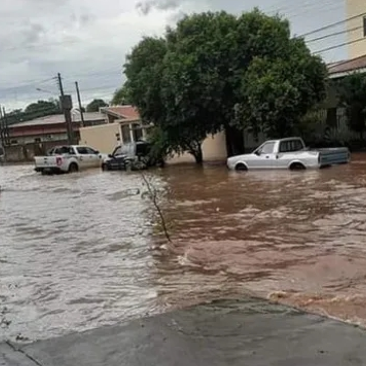 Enchentes Milionárias: Quando a água entra nas casas e o dinheiro público escorre pelo ralo