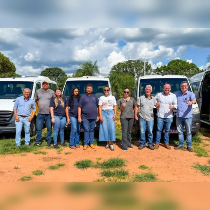 Após um ano de queixas no transporte rural, prefeito apresenta ônibus, mas contrato de quase R$ 10 milhões causa questionamentos