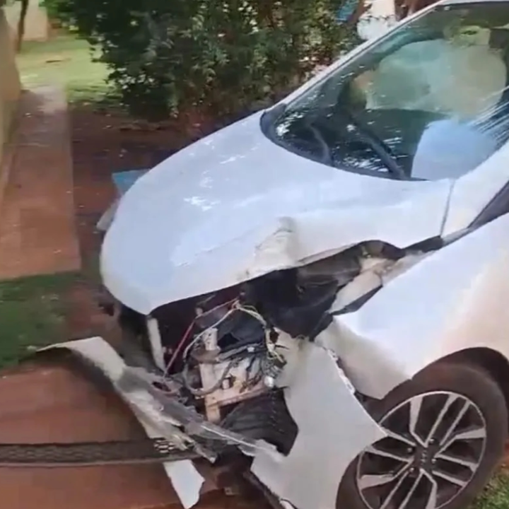 Surto psiquiátrico em UPA termina com carro de técnica de enfermagem destruído e levanta debate sobre responsabilidade