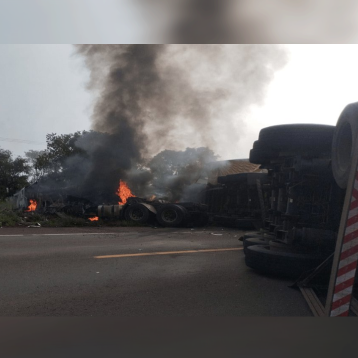 Colisão frontal entre carretas provoca incêndio e interdita BR-262 entre Água Clara e Ribas do Rio Pardo