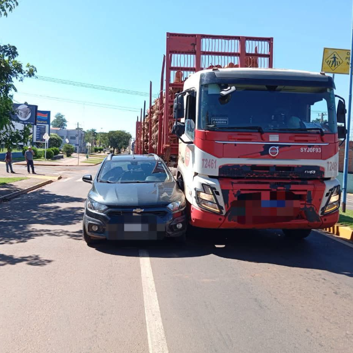 Manobra perigosa causa colisão entre carro e tritrem em Água Clara