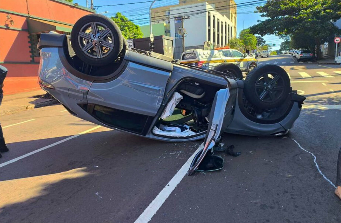 Susto no Centro: Idosa perde o controle, atinge Mercedes de luxo e capota HR-V em Campo Grande